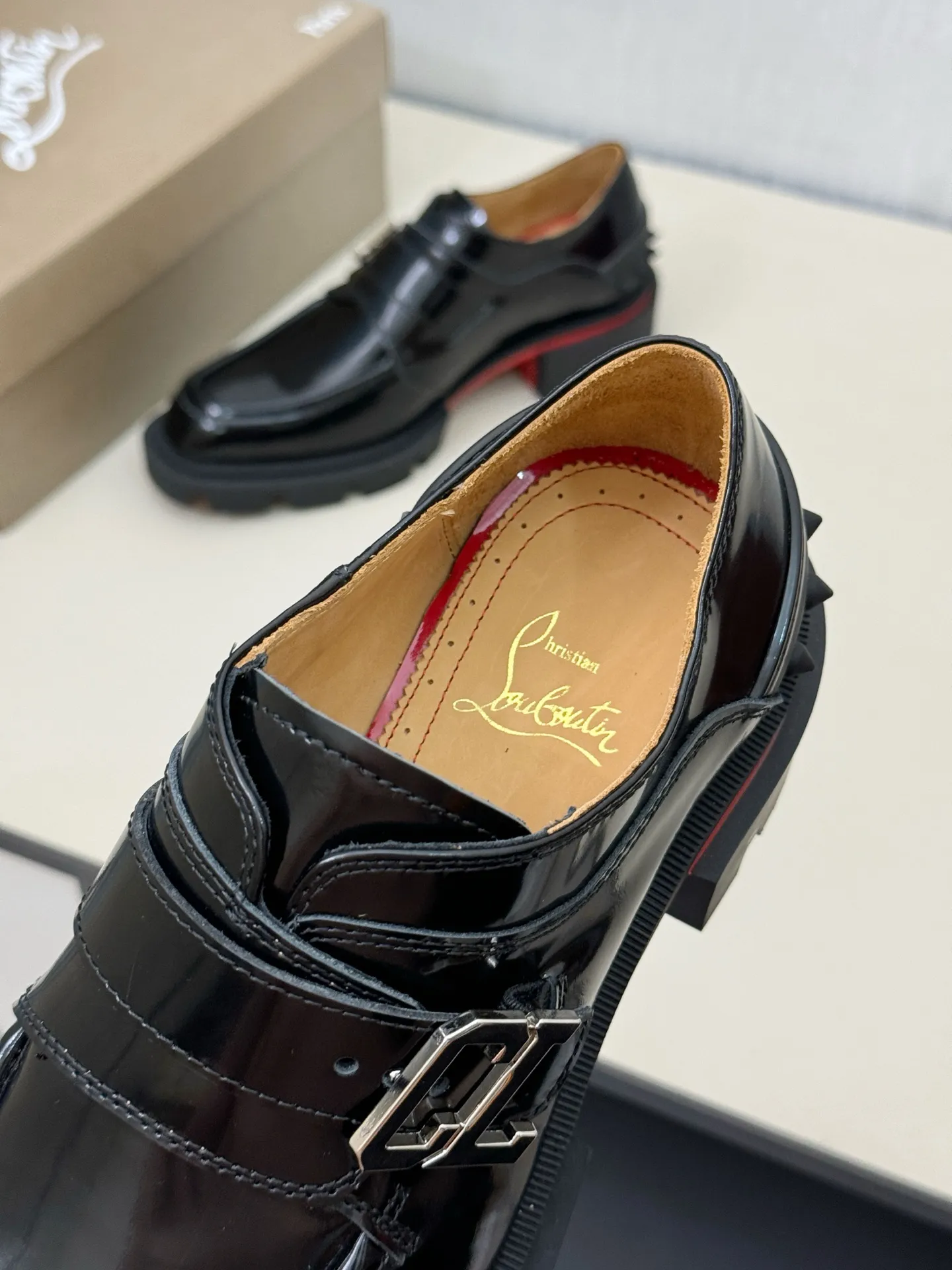 [CL～High-end men’s red-soled shoes] Top P: 880💰. Size: 39-44 (38.45.46 can be customized) 🆑Top original order purchasing agent Imported open-edge bead fabric and water-dyed cowhide inside 🉑️ Imported TPU rubber sole, wear-resistant and non-slip, full of European style.